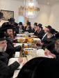 היסטארישע אין סאטמאר: פולע דעטאלן פונעם היסטארישע חלוקה צווישן בני כ"ק אדמו"ר בעל ברך משה מסאטמאר זצ"ל יעצט נאכמיטאג אין מאנסי 