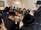היסטארישע אין סאטמאר: פולע דעטאלן פונעם היסטארישע חלוקה צווישן בני כ"ק אדמו"ר בעל ברך משה מסאטמאר זצ"ל יעצט נאכמיטאג אין מאנסי 