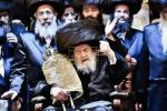 Main image for לענגערע ווידיאוס פון די הכנסת ספר תורה בחצר הקודש וויזניץ דעם ערב שבועות 