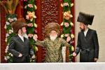 Main image for יום טוב שבועות בחצר הקודש וויזניץ 