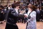 פולע גאלעריע: שמחת החתונה בחצר הקודש באבוב 