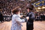 פולע גאלעריע: שמחת החתונה בחצר הקודש באבוב 