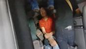 Main image for צוואנציג אומלעגאלע אימיגראנטן געפונען צוקוועטשט אין א טרעקטאר טרעילער נעבן לארעדא.