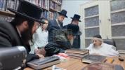 הגה"צ רבי חיים מאיר הגר בן כ"ק אדמו"ר מוויזניץ שליט"א ביי הגר"ד לאנדא שליט"א לרגל די בר מצוה פון א אייניקל 