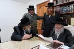 הגה"צ רבי ישראל יוסף קאהן בנו הגדול של אדמו"ר מתולדות אהרן וראש מבצר הכוללים באר יוסף באזוכט ביי גדולי ישראל לרגל שמחת החתונה‬ פון א קינד