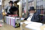 הגה"צ רבי ישראל יוסף קאהן בנו הגדול של אדמו"ר מתולדות אהרן וראש מבצר הכוללים באר יוסף באזוכט ביי גדולי ישראל לרגל שמחת החתונה‬ פון א קינד