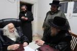 הגה"צ רבי ישראל יוסף קאהן בנו הגדול של אדמו"ר מתולדות אהרן וראש מבצר הכוללים באר יוסף באזוכט ביי גדולי ישראל לרגל שמחת החתונה‬ פון א קינד