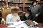 הגה"צ רבי ישראל יוסף קאהן בנו הגדול של אדמו"ר מתולדות אהרן וראש מבצר הכוללים באר יוסף באזוכט ביי גדולי ישראל לרגל שמחת החתונה‬ פון א קינד