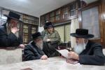 הגה"צ רבי ישראל יוסף קאהן בנו הגדול של אדמו"ר מתולדות אהרן וראש מבצר הכוללים באר יוסף באזוכט ביי גדולי ישראל לרגל שמחת החתונה‬ פון א קינד