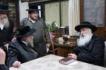 הגה"צ רבי ישראל יוסף קאהן בנו הגדול של אדמו"ר מתולדות אהרן וראש מבצר הכוללים באר יוסף באזוכט ביי גדולי ישראל לרגל שמחת החתונה‬ פון א קינד