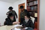 הגה"צ רבי ישראל יוסף קאהן בנו הגדול של אדמו"ר מתולדות אהרן וראש מבצר הכוללים באר יוסף באזוכט ביי גדולי ישראל לרגל שמחת החתונה‬ פון א קינד