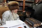הגה"צ רבי ישראל יוסף קאהן בנו הגדול של אדמו"ר מתולדות אהרן וראש מבצר הכוללים באר יוסף באזוכט ביי גדולי ישראל לרגל שמחת החתונה‬ פון א קינד