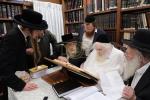 הגה"צ רבי ישראל יוסף קאהן בנו הגדול של אדמו"ר מתולדות אהרן וראש מבצר הכוללים באר יוסף באזוכט ביי גדולי ישראל לרגל שמחת החתונה‬ פון א קינד
