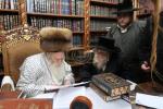 הגה"צ רבי ישראל יוסף קאהן בנו הגדול של אדמו"ר מתולדות אהרן וראש מבצר הכוללים באר יוסף באזוכט ביי גדולי ישראל לרגל שמחת החתונה‬ פון א קינד