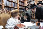 הגה"צ רבי ישראל יוסף קאהן בנו הגדול של אדמו"ר מתולדות אהרן וראש מבצר הכוללים באר יוסף באזוכט ביי גדולי ישראל לרגל שמחת החתונה‬ פון א קינד