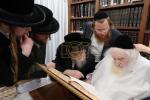 הגה"צ רבי ישראל יוסף קאהן בנו הגדול של אדמו"ר מתולדות אהרן וראש מבצר הכוללים באר יוסף באזוכט ביי גדולי ישראל לרגל שמחת החתונה‬ פון א קינד