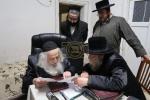 הגה"צ רבי ישראל יוסף קאהן בנו הגדול של אדמו"ר מתולדות אהרן וראש מבצר הכוללים באר יוסף באזוכט ביי גדולי ישראל לרגל שמחת החתונה‬ פון א קינד