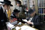הגה"צ רבי ישראל יוסף קאהן בנו הגדול של אדמו"ר מתולדות אהרן וראש מבצר הכוללים באר יוסף באזוכט ביי גדולי ישראל לרגל שמחת החתונה‬ פון א קינד