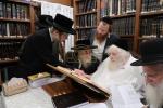 הגה"צ רבי ישראל יוסף קאהן בנו הגדול של אדמו"ר מתולדות אהרן וראש מבצר הכוללים באר יוסף באזוכט ביי גדולי ישראל לרגל שמחת החתונה‬ פון א קינד
