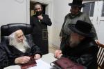 הגה"צ רבי ישראל יוסף קאהן בנו הגדול של אדמו"ר מתולדות אהרן וראש מבצר הכוללים באר יוסף באזוכט ביי גדולי ישראל לרגל שמחת החתונה‬ פון א קינד