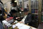 הגה"צ רבי ישראל יוסף קאהן בנו הגדול של אדמו"ר מתולדות אהרן וראש מבצר הכוללים באר יוסף באזוכט ביי גדולי ישראל לרגל שמחת החתונה‬ פון א קינד