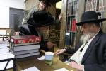 הגה"צ רבי ישראל יוסף קאהן בנו הגדול של אדמו"ר מתולדות אהרן וראש מבצר הכוללים באר יוסף באזוכט ביי גדולי ישראל לרגל שמחת החתונה‬ פון א קינד