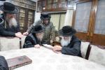 הגה"צ רבי ישראל יוסף קאהן בנו הגדול של אדמו"ר מתולדות אהרן וראש מבצר הכוללים באר יוסף באזוכט ביי גדולי ישראל לרגל שמחת החתונה‬ פון א קינד