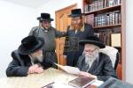 הגה"צ רבי ישראל יוסף קאהן בנו הגדול של אדמו"ר מתולדות אהרן וראש מבצר הכוללים באר יוסף באזוכט ביי גדולי ישראל לרגל שמחת החתונה‬ פון א קינד
