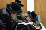 הגה"צ רבי ישראל יוסף קאהן בנו הגדול של אדמו"ר מתולדות אהרן וראש מבצר הכוללים באר יוסף באזוכט ביי גדולי ישראל לרגל שמחת החתונה‬ פון א קינד