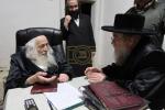 הגה"צ רבי ישראל יוסף קאהן בנו הגדול של אדמו"ר מתולדות אהרן וראש מבצר הכוללים באר יוסף באזוכט ביי גדולי ישראל לרגל שמחת החתונה‬ פון א קינד