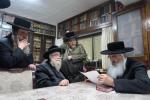הגה"צ רבי ישראל יוסף קאהן בנו הגדול של אדמו"ר מתולדות אהרן וראש מבצר הכוללים באר יוסף באזוכט ביי גדולי ישראל לרגל שמחת החתונה‬ פון א קינד
