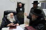הגה"צ רבי ישראל יוסף קאהן בנו הגדול של אדמו"ר מתולדות אהרן וראש מבצר הכוללים באר יוסף באזוכט ביי גדולי ישראל לרגל שמחת החתונה‬ פון א קינד