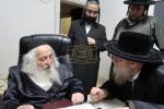 הגה"צ רבי ישראל יוסף קאהן בנו הגדול של אדמו"ר מתולדות אהרן וראש מבצר הכוללים באר יוסף באזוכט ביי גדולי ישראל לרגל שמחת החתונה‬ פון א קינד