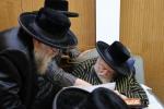 הגה"צ רבי ישראל יוסף קאהן בנו הגדול של אדמו"ר מתולדות אהרן וראש מבצר הכוללים באר יוסף באזוכט ביי גדולי ישראל לרגל שמחת החתונה‬ פון א קינד
