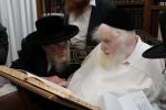 הגה"צ רבי ישראל יוסף קאהן בנו הגדול של אדמו"ר מתולדות אהרן וראש מבצר הכוללים באר יוסף באזוכט ביי גדולי ישראל לרגל שמחת החתונה‬ פון א קינד