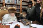 הגה"צ רבי ישראל יוסף קאהן בנו הגדול של אדמו"ר מתולדות אהרן וראש מבצר הכוללים באר יוסף באזוכט ביי גדולי ישראל לרגל שמחת החתונה‬ פון א קינד