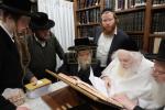 הגה"צ רבי ישראל יוסף קאהן בנו הגדול של אדמו"ר מתולדות אהרן וראש מבצר הכוללים באר יוסף באזוכט ביי גדולי ישראל לרגל שמחת החתונה‬ פון א קינד