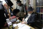 הגה"צ רבי ישראל יוסף קאהן בנו הגדול של אדמו"ר מתולדות אהרן וראש מבצר הכוללים באר יוסף באזוכט ביי גדולי ישראל לרגל שמחת החתונה‬ פון א קינד