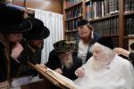 הגה"צ רבי ישראל יוסף קאהן בנו הגדול של אדמו"ר מתולדות אהרן וראש מבצר הכוללים באר יוסף באזוכט ביי גדולי ישראל לרגל שמחת החתונה‬ פון א קינד