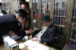 הגה"צ רבי ישראל יוסף קאהן בנו הגדול של אדמו"ר מתולדות אהרן וראש מבצר הכוללים באר יוסף באזוכט ביי גדולי ישראל לרגל שמחת החתונה‬ פון א קינד