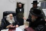 הגה"צ רבי ישראל יוסף קאהן בנו הגדול של אדמו"ר מתולדות אהרן וראש מבצר הכוללים באר יוסף באזוכט ביי גדולי ישראל לרגל שמחת החתונה‬ פון א קינד