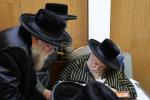 הגה"צ רבי ישראל יוסף קאהן בנו הגדול של אדמו"ר מתולדות אהרן וראש מבצר הכוללים באר יוסף באזוכט ביי גדולי ישראל לרגל שמחת החתונה‬ פון א קינד