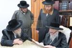הגה"צ רבי ישראל יוסף קאהן בנו הגדול של אדמו"ר מתולדות אהרן וראש מבצר הכוללים באר יוסף באזוכט ביי גדולי ישראל לרגל שמחת החתונה‬ פון א קינד