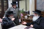 הגה"צ רבי ישראל יוסף קאהן בנו הגדול של אדמו"ר מתולדות אהרן וראש מבצר הכוללים באר יוסף באזוכט ביי גדולי ישראל לרגל שמחת החתונה‬ פון א קינד