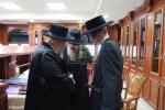 הגה"צ רבי ישראל יוסף קאהן בנו הגדול של אדמו"ר מתולדות אהרן וראש מבצר הכוללים באר יוסף באזוכט ביי גדולי ישראל לרגל שמחת החתונה‬ פון א קינד