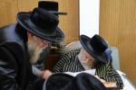 הגה"צ רבי ישראל יוסף קאהן בנו הגדול של אדמו"ר מתולדות אהרן וראש מבצר הכוללים באר יוסף באזוכט ביי גדולי ישראל לרגל שמחת החתונה‬ פון א קינד