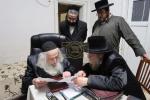 הגה"צ רבי ישראל יוסף קאהן בנו הגדול של אדמו"ר מתולדות אהרן וראש מבצר הכוללים באר יוסף באזוכט ביי גדולי ישראל לרגל שמחת החתונה‬ פון א קינד