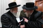 הגה"צ רבי ישראל יוסף קאהן בנו הגדול של אדמו"ר מתולדות אהרן וראש מבצר הכוללים באר יוסף באזוכט ביי גדולי ישראל לרגל שמחת החתונה‬ פון א קינד