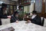הגה"צ רבי ישראל יוסף קאהן בנו הגדול של אדמו"ר מתולדות אהרן וראש מבצר הכוללים באר יוסף באזוכט ביי גדולי ישראל לרגל שמחת החתונה‬ פון א קינד