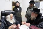 הגה"צ רבי ישראל יוסף קאהן בנו הגדול של אדמו"ר מתולדות אהרן וראש מבצר הכוללים באר יוסף באזוכט ביי גדולי ישראל לרגל שמחת החתונה‬ פון א קינד